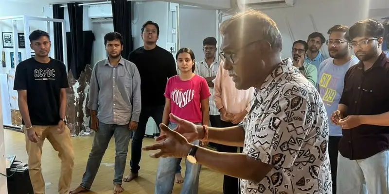 A mentor coaching a Theatrenama class